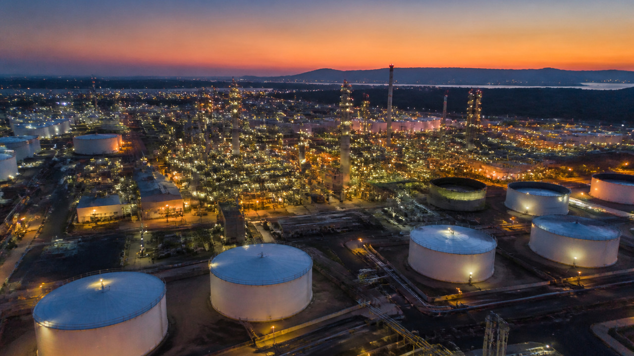 Правительство займется контролем оборота нефтепродуктов Правительство планирует создать систему контрол...