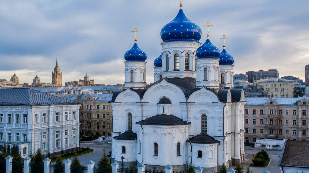 Патриарх Кирилл освятил восстановленный храм в Астрахани Патриарх Кирилл освятил Благовещенский храм в А...