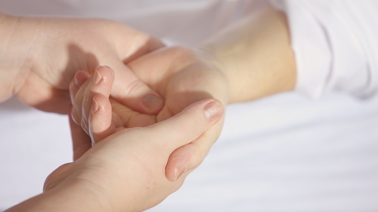 Секреты молодости ваших рук: 7 оттенков лака, одобренных экспертами для дам элегантного возраста Мастера маникюра знают: правильно подобранный ц...