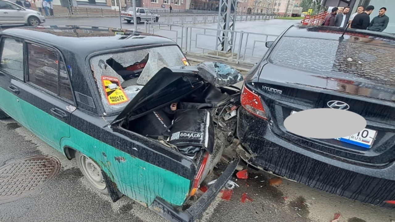 После ДТП в центре Петрозаводска ВАЗ отбросило на женщину — она в больнице В ГИБДД Петрозаводска рассказали подробности ре...