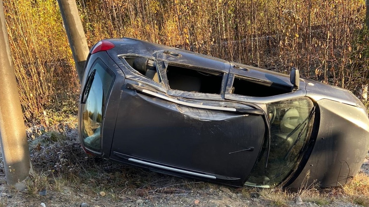 В Карелии легковушка вылетела в кювет, пострада...