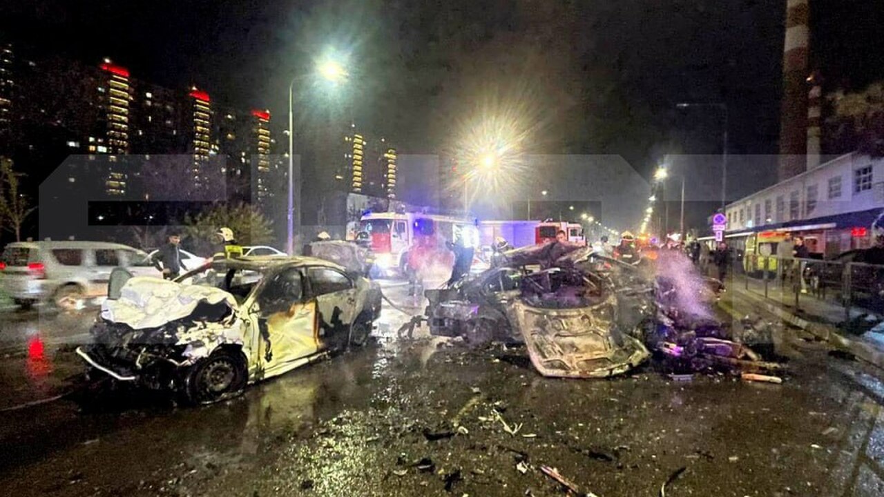 Семья погибла в огне после удара BMW во время погони в Краснодаре На Ростовском шоссе в Краснодаре произошла тяжё...