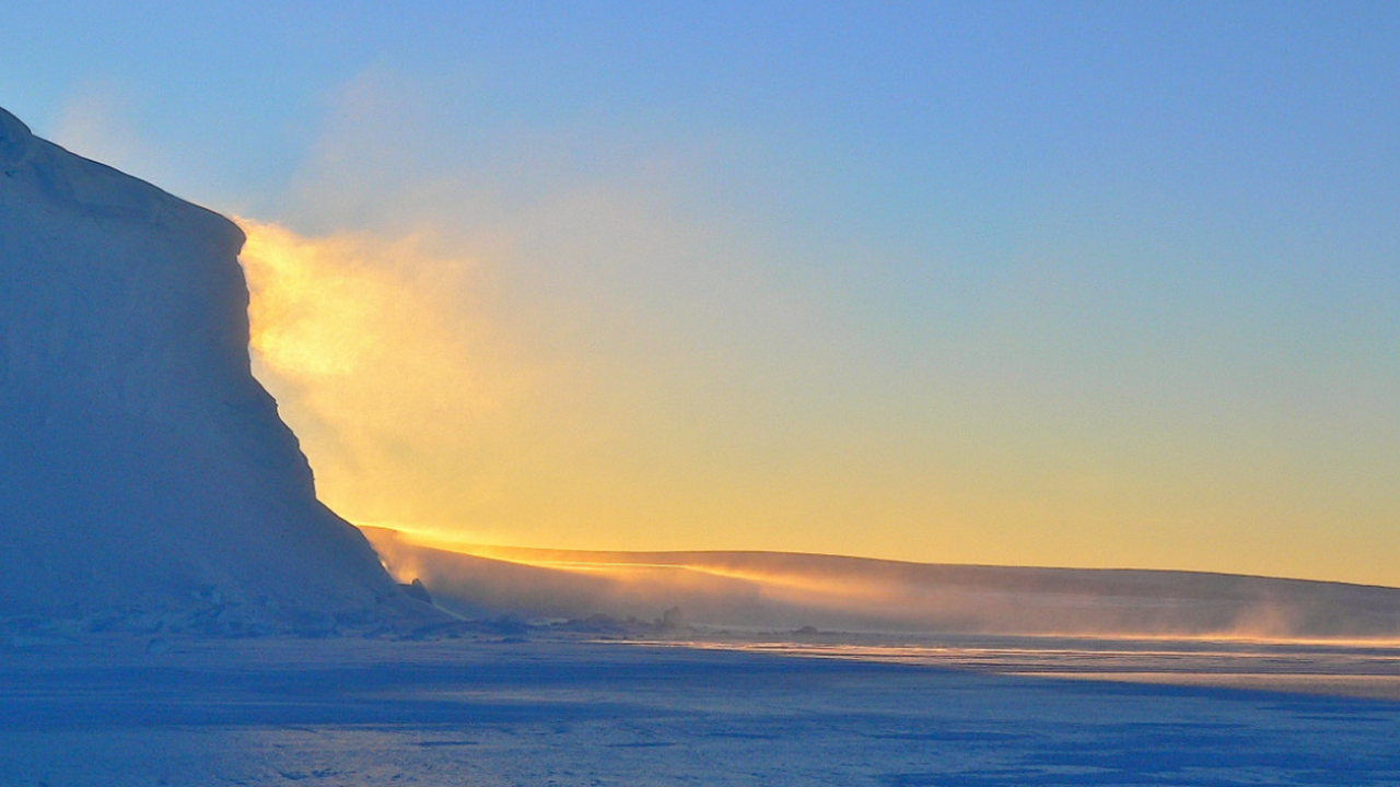 В Антарктиде обнаружили загадочные объекты с аномальной температурой Международная экспедиция заявила о находке подл...