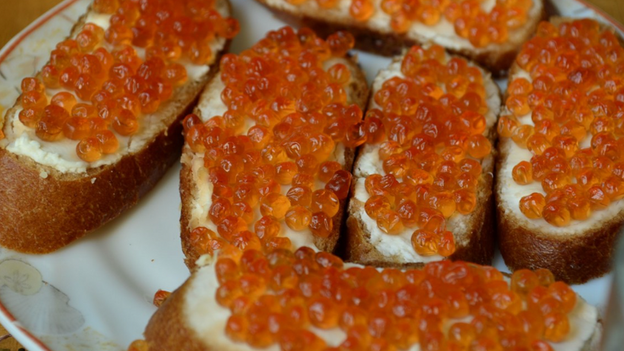 На Камчатке найдена опасная икра с микробами, которые угрожают здоровью Сотрудники лаборатории Камчатского филиала Наци...