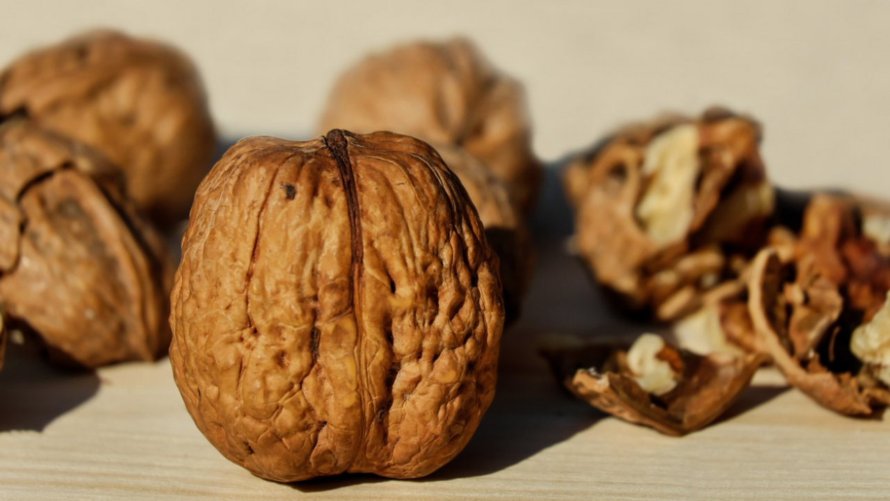 Ученые: горсть грецких орехов в день снижает риск рака кишечника Американские исследователи установили, что регу...