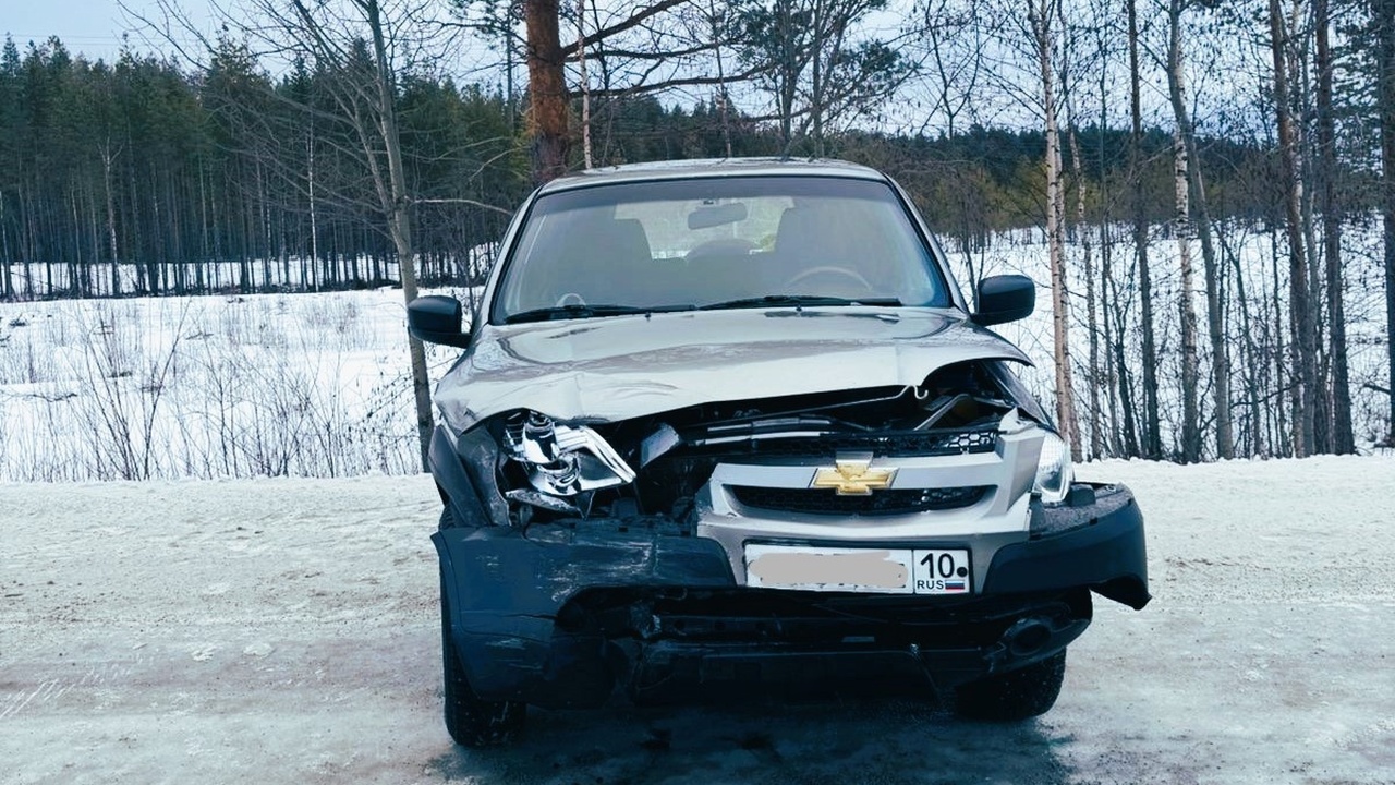 В результате столкновения двух авто в Карелии п...