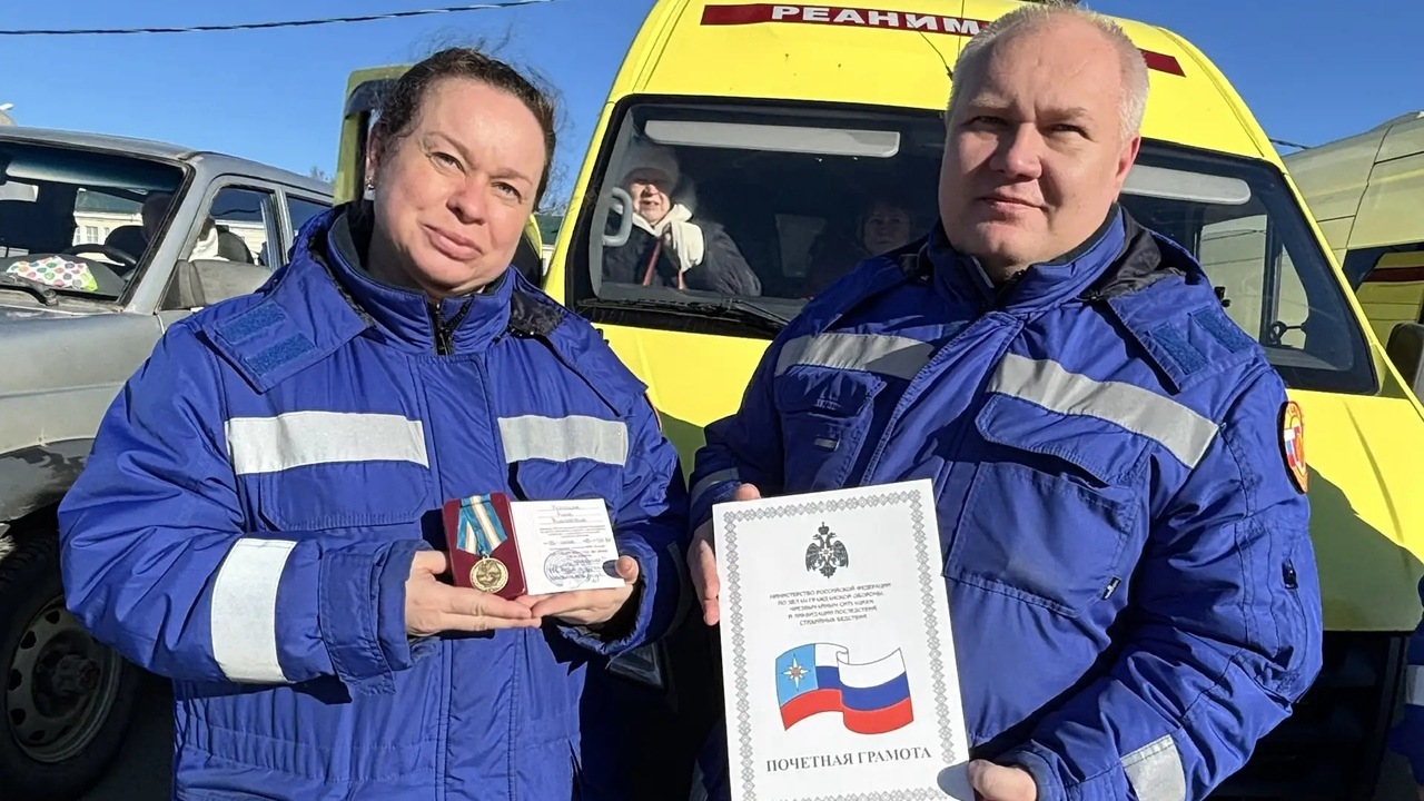 МЧС наградило медиков больницы Петрозаводска Сотрудники Республиканской больницы скорой и эк...