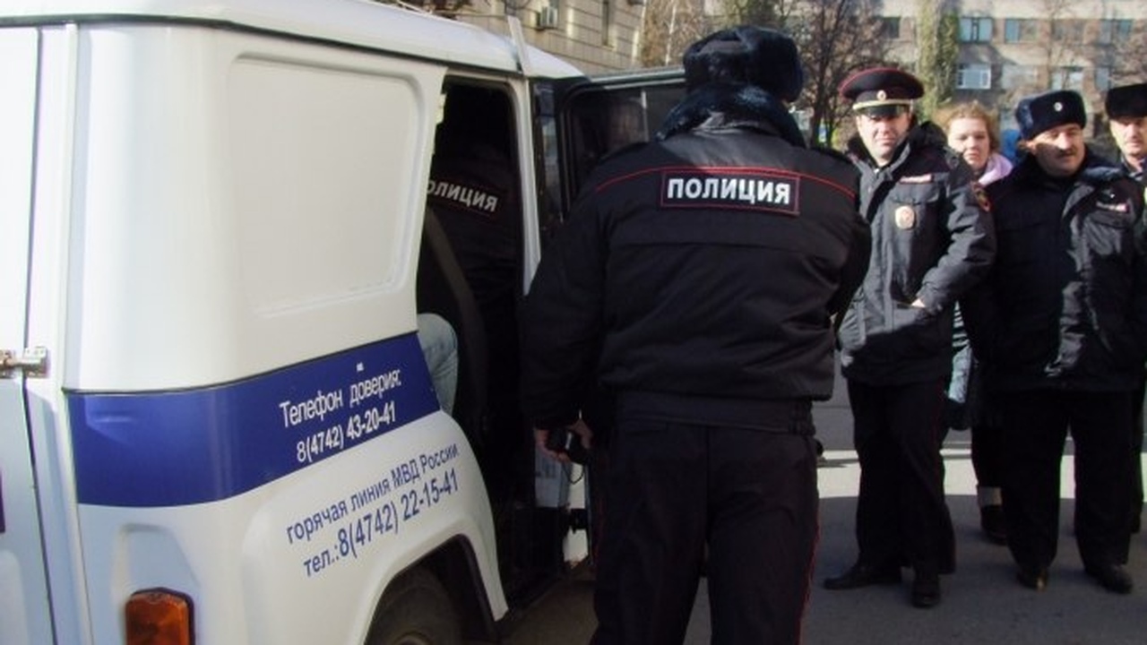 Трехлетняя девочка гуляла по улице с кровью на лице: полицейские пришли в ужас, когда нашли ее мать Трехлетняя девочка гуляла по улице с кровью на ...