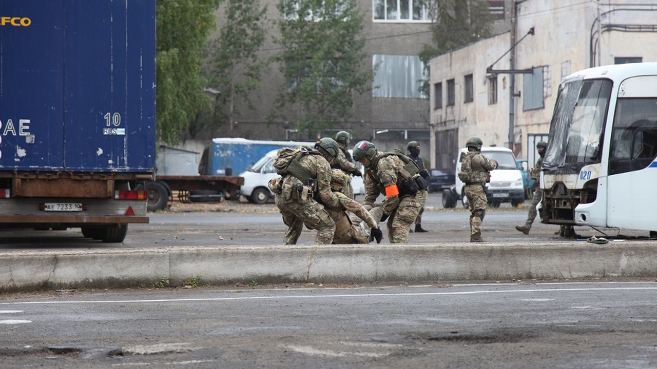 В Петрозаводске в ходе учений обезвредили терро...