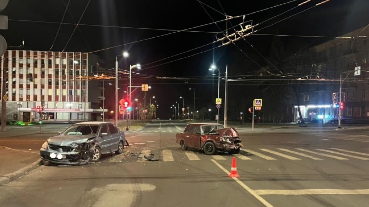 В Петрозаводске в ДТП около мэрии пострадали тр...