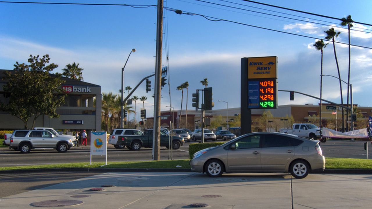 Европа на грани: санкции США против "Лукойла" грозят топливным кризисом Вашингтонские ограничения против российской неф...