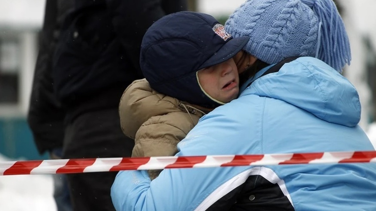 Подкрались и воткнули вилку в затылок: две дево...