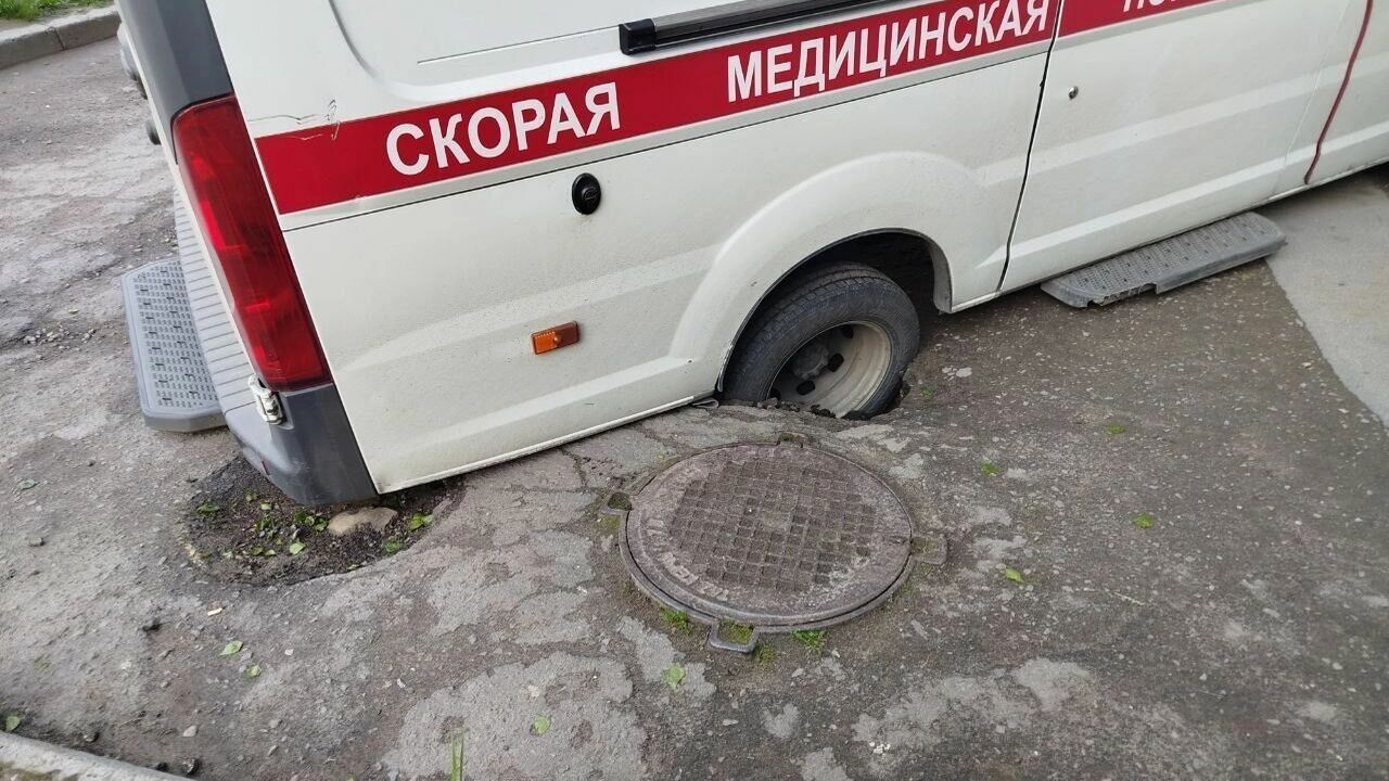 Машина скорой помощи не смогла проехать из-за ямы в Петрозаводске В Петрозаводске автомобиль скорой помощи застря...