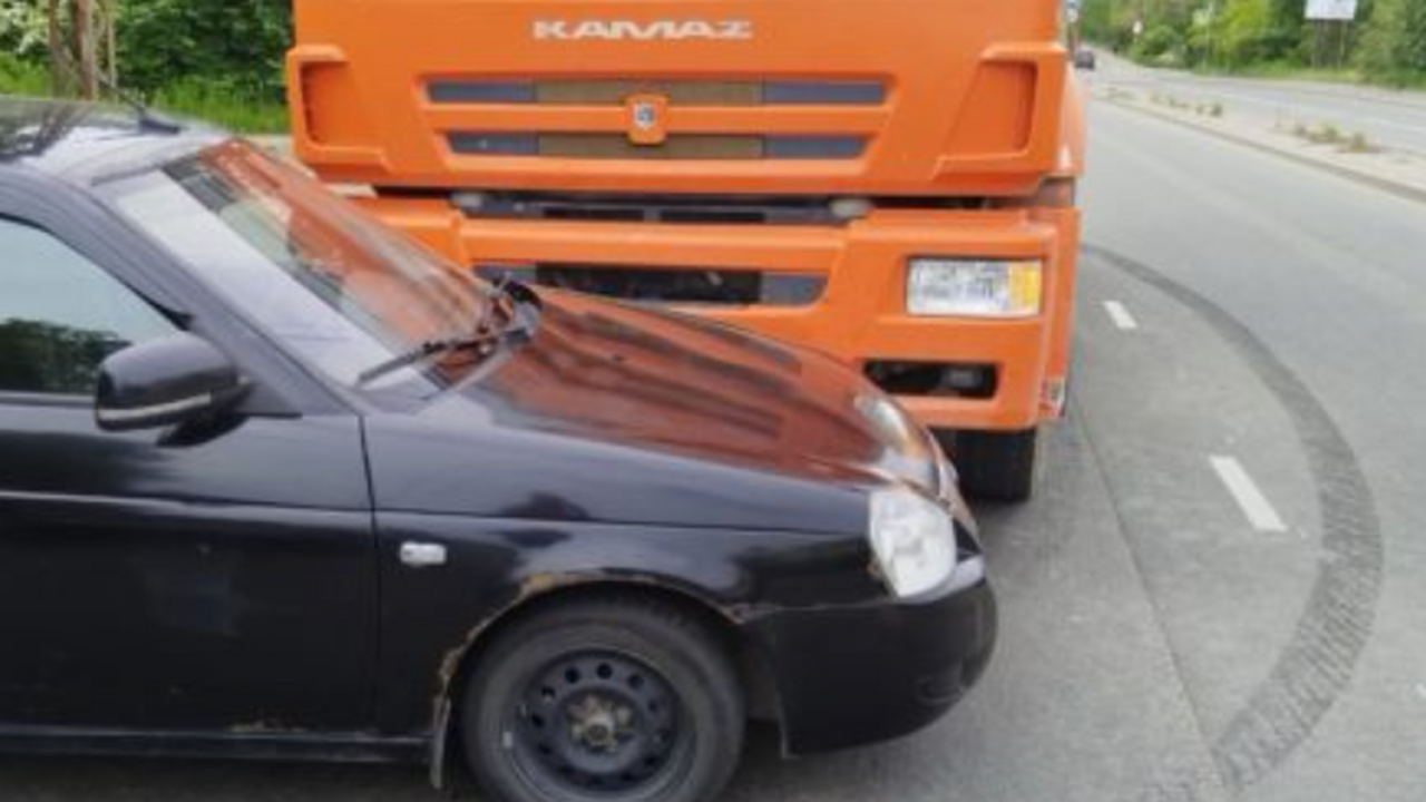 КАМАЗ не уступил — в Петрозаводске в аварии пострадал водитель Lada В Петрозаводске 12 июня произошло дорожно-транс...