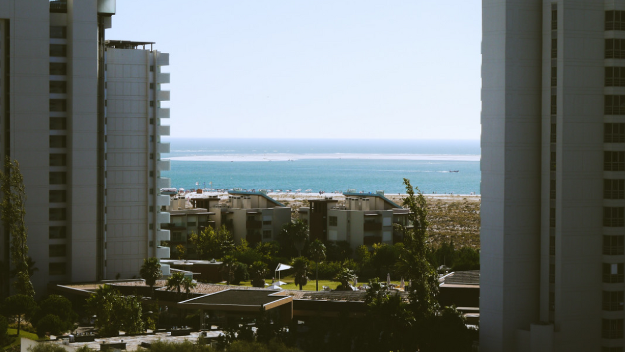 Российских туристок в Абхазии заставили платить за уже оплаченный номер В курортном комплексе ОПК «Пицунда» в Абхазии п...