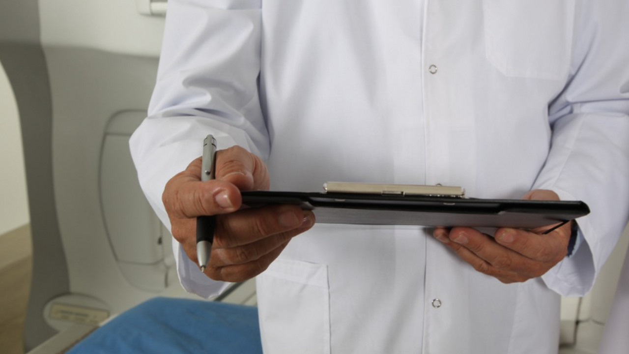 Врач Неронов: употребление самогона угрожает слепотой Врач-гастроэнтеролог Владимир Неронов предупред...