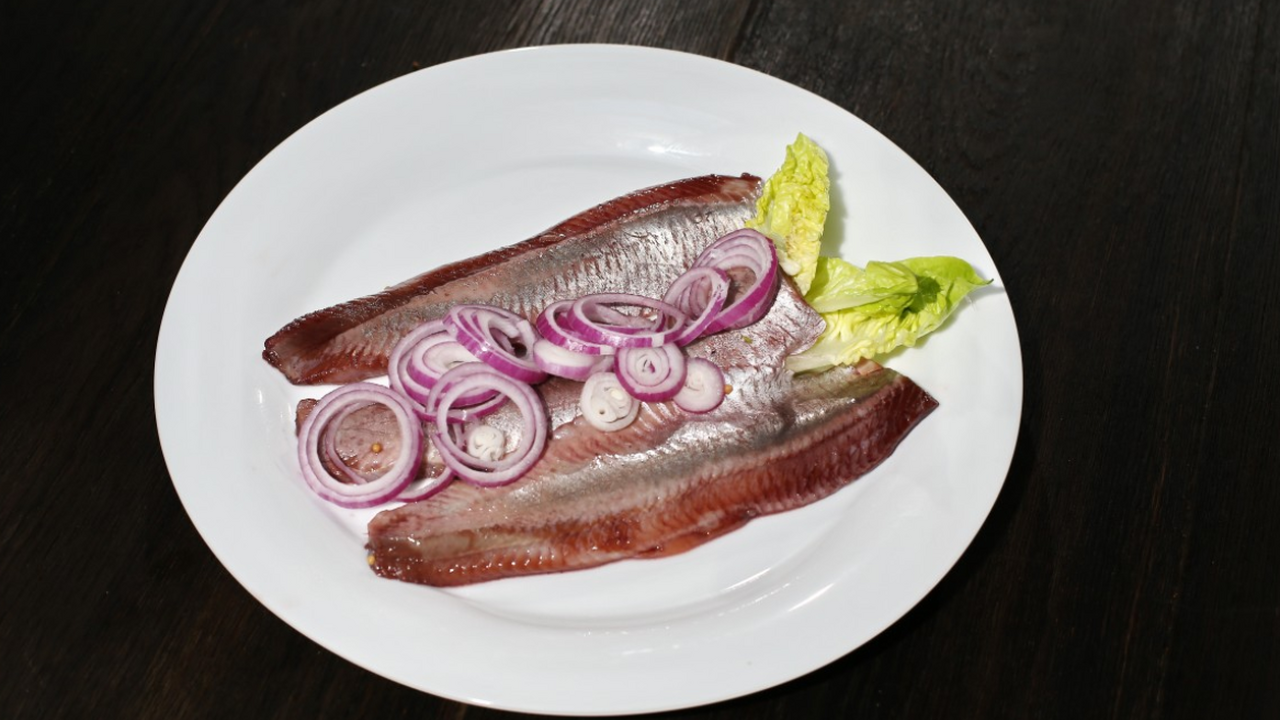 Сельдь стала самой подешевевшей рыбой на россий...