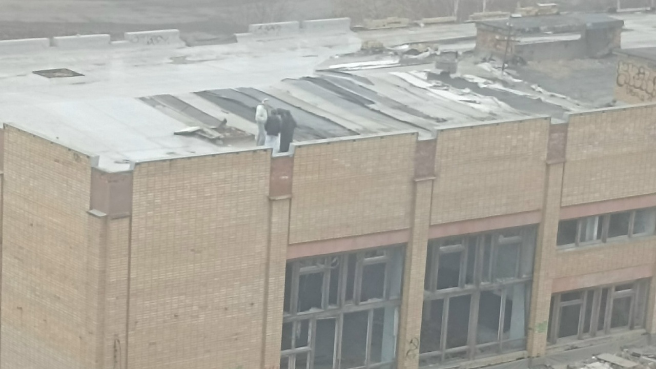 В Петрозаводске подростки разрушают заброшенный колледж на улице Зайцева В Петрозаводске подростки устроили беспорядки в...