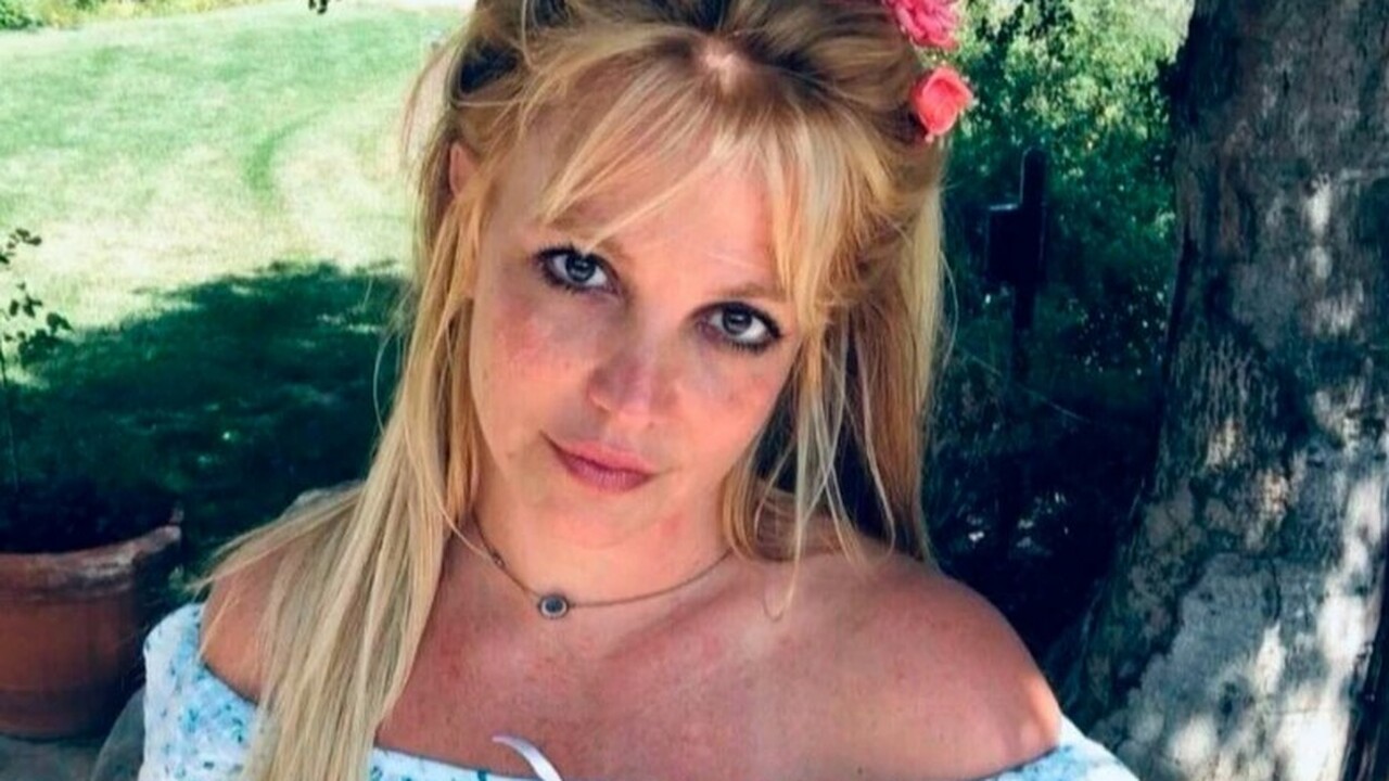 Бритни Спирс снова слетела с катушек: пила водку и курила на борту самолета Бритни Спирс снова слетела с катушек: Пила водк...