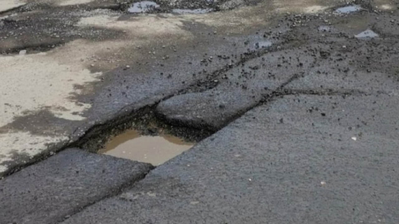 «Как после бомбежки»: в Карелии водители жалуются на аварийный участок Комсомольского проспекта Жители Петрозаводска выразили возмущение по пов...