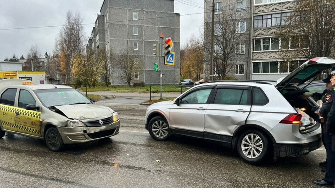 В Карелии в аварии с участием такси пострадала ...