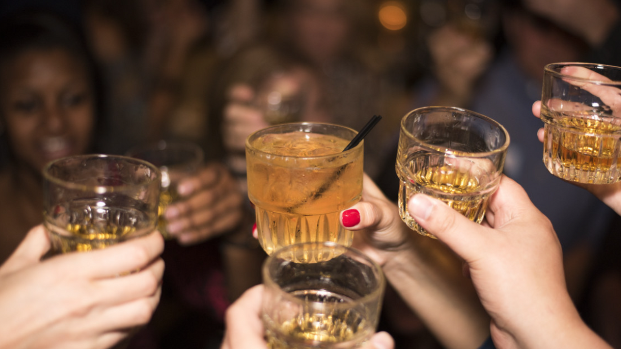 По данным ученых, регулярное употребление спирт...