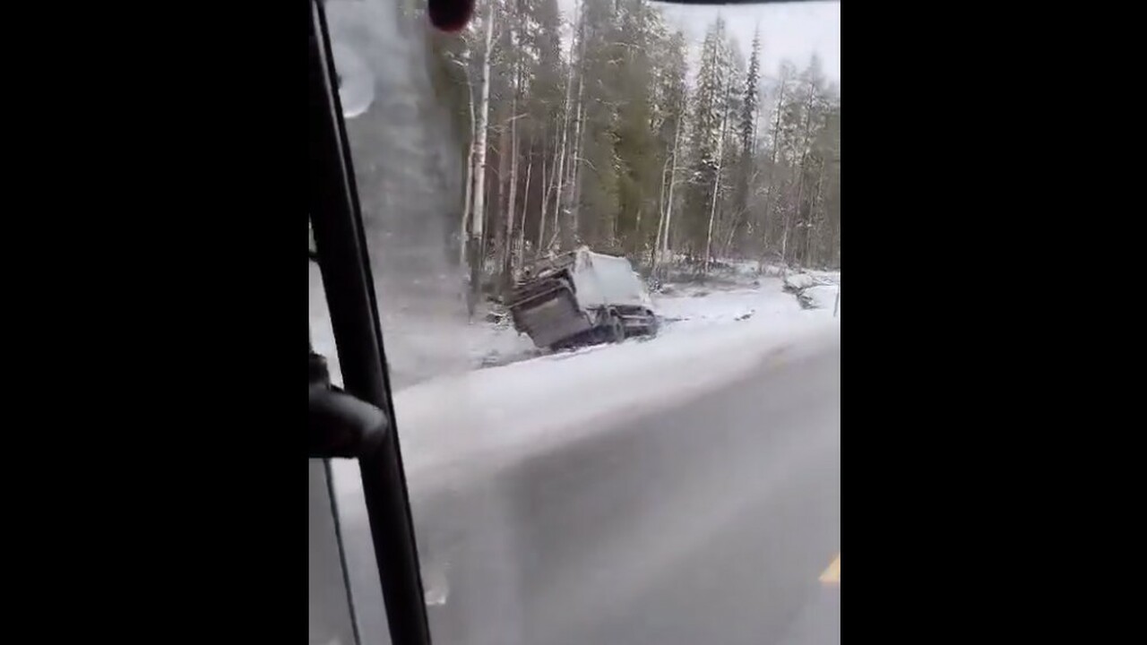 В Карелии мусоровоз вылетел в кювет