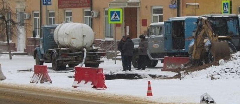 В Петрозаводске на дороге провалился асфальт