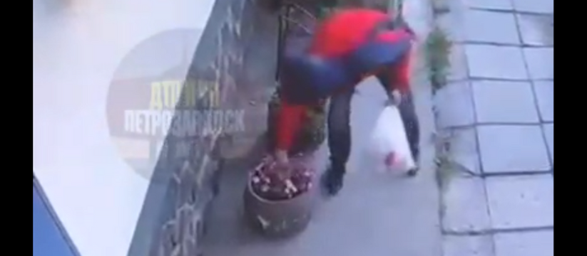 Неприятный инцидент произошел у входа в один из...