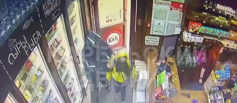 В Петрозаводске неизвестный мужчина схватил дву...