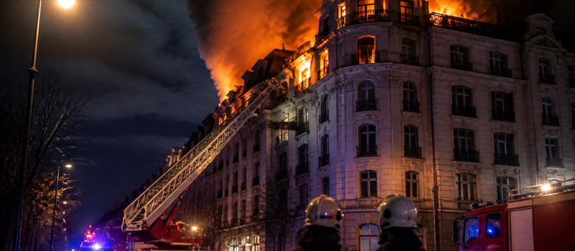 Взрослые и дети застряли в полыхающем элитном ЖК в Москве В Москве загорелся элитный ЖК «Дом на Страстном...