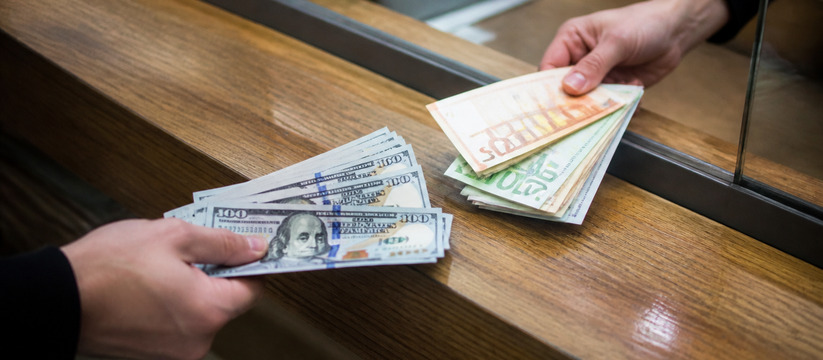 В июле 2026 года россияне чаще продавали доллар...