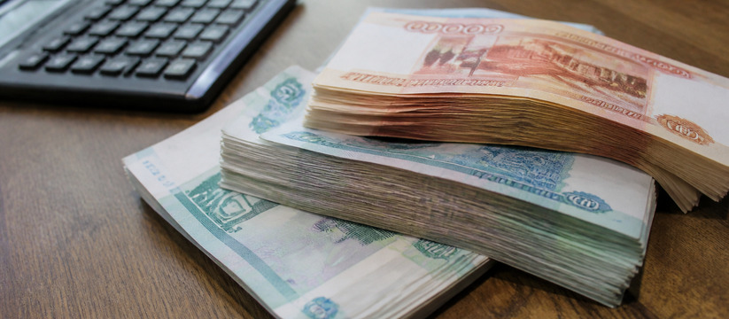 Россияне забрали из банков ₽643 млрд за июль Россияне в июле вывели из банков 643 млрд рубле...