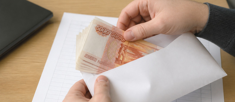 Сотрудник форелевого хозяйства «КарелПродактс» ...