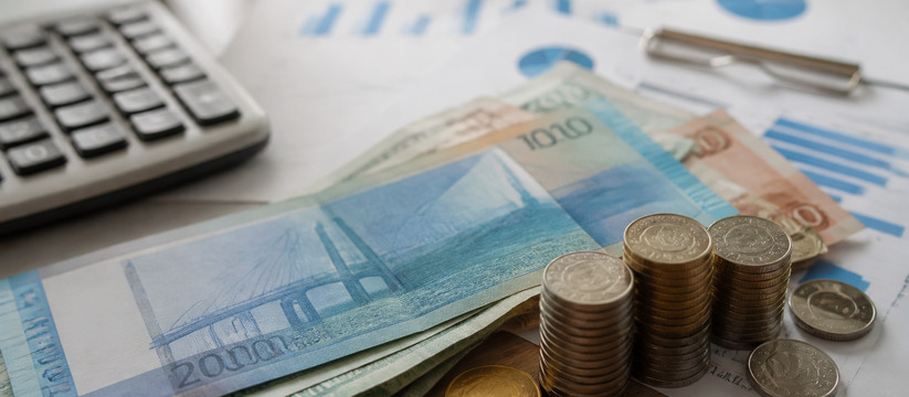 Эксперт спрогнозировал рост МРОТ до 32,7 тысячи рублей к 2027 году Российские рубли и калькулятор на фоне финансов...