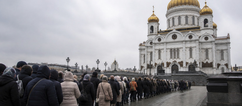В Москве у храма Христа Спасителя время ожидани...