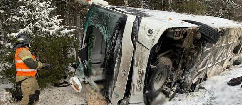 В Карелии перевернулся туристический автобус, п...