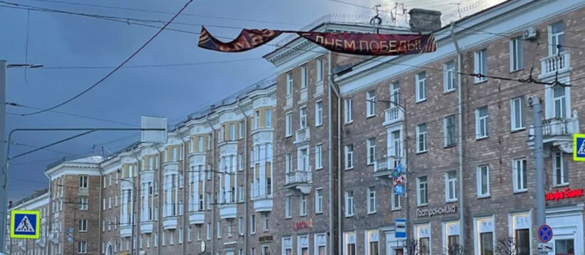 Вчера сильные порывы ветра повредили праздничны...