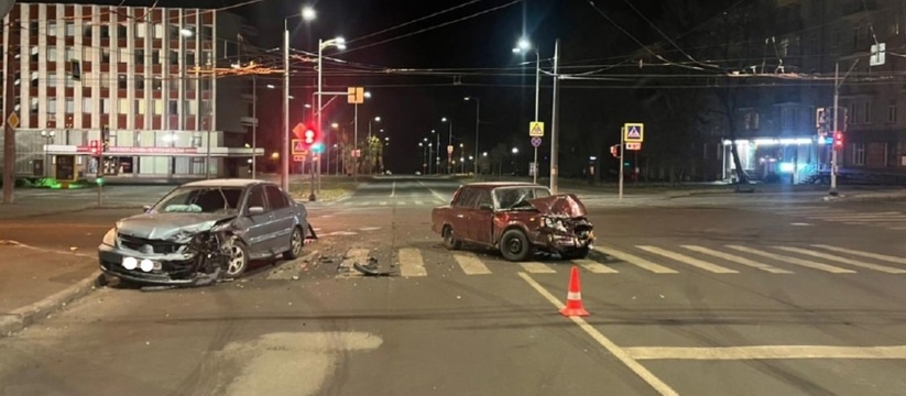 В Петрозаводске в ДТП около мэрии пострадали тр...