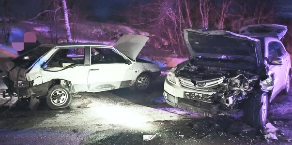 В Карелии водитель ВАЗа пострадал при лобовом с...