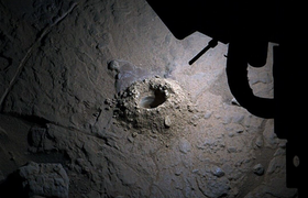 Curiosity снял ночью поверхность Марса при иску...