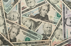 Американец зашел в кафе с жареной курицей и выи...