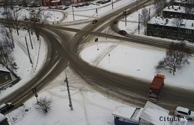 В Петрозаводске мусоровоз угодил в ДТП, разверн...