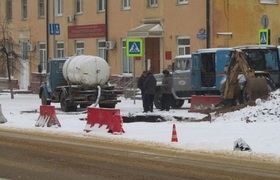 В Петрозаводске посреди дороги провалился асфальт