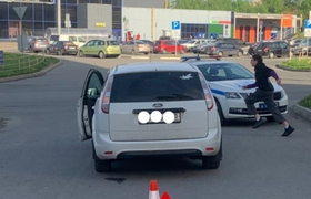 Ребёнок попал под машину во дворе на Ленинградс...