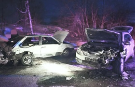 В Карелии водитель ВАЗа пострадал при лобовом с...