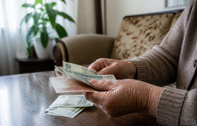 Средняя пенсия в России за год выросла почти на...