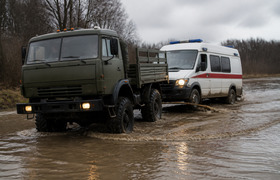 Скорая помощь переправляется через потоп на КамАЗе