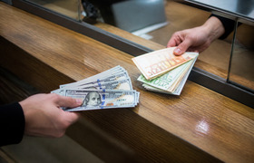 Россияне в июле чаще продавали доллары и евро, ...