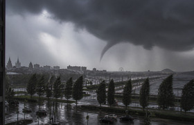 Над Казанью заметили воронку, похожую на смерч,...